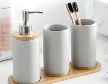 4-Teiliges-Großhandels-Keramik-Badezimmer-Set-mit-Bambus-Akzenten